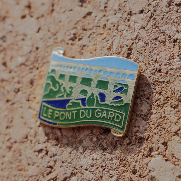 Épingle vintage en émail représentant « Le Pont du Gard » en excellent état