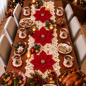 Peut inclure: Une table à manger en bois dressée pour un repas de fête avec un chemin de table en crochet crème, trois grands centres de table en feutrine rouge en forme de poinsettia, des tasses blanches à motifs de sapin et un poulet rôti.