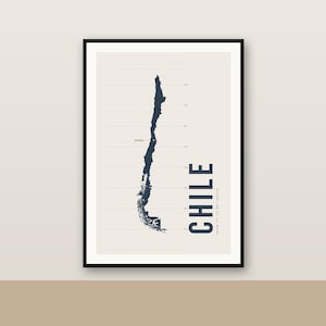 Puede incluir: Una lámina de arte mural enmarcada que muestra una silueta azul oscuro del mapa de Chile sobre un fondo beige claro. El diseño incluye líneas de cuadrícula horizontales, el texto CHILE, la etiqueta Santiago y marcas de latitud.