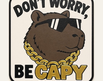 Op de afbeelding: Een vierkante sticker met afgeronde hoeken met een bruine capibara die een zwarte zonnebril en een dikke gouden ketting draagt. De tekst DON'T WORRY, staat in het zwart erboven en BE CAPY staat in het goud eronder.