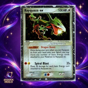 Puede incluir: Una carta coleccionable Rayquaza ex con 100 HP, que muestra una criatura verde similar a un dragón. El texto incluye el Poké-Power Dragon Boost y el ataque Spiral Blast, con un borde negro moteado y la fecha de copyright 2005 al pie.