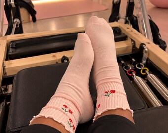 Calcetines antideslizantes de cereza rosa