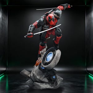 以下が含まれることがあります： マスクを着用し、赤と黒のスーツを着たキャラクターの精巧なアクションフィギュア。2本の銀色の剣を構え、青い光を放つ円形の機械部品が付いた岩のような台座の上で、ダイナミックな跳躍ポーズをとっている様子が表現されています。