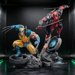 Puede incluir: Una estatua coleccionable detallada que muestra a Wolverine con un traje amarillo y azul con garras de metal extendidas, agachado junto a Deadpool con un traje rojo y negro empuñando dos katanas sobre una base rocosa y mecánica oscura.
