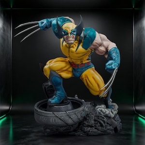 Puede incluir: Una estatua coleccionable detallada del personaje Wolverine en una pose agachada. La figura viste un traje amarillo y azul con máscara, con garras metálicas extendidas en ambas manos. Está montada sobre una base circular oscura y texturizada.