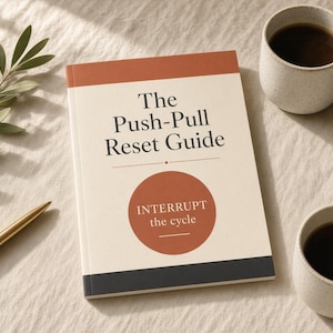 Puede incluir: Un libro titulado The Push-Pull Reset Guide con el subtítulo INTERRUPT the cycle, con una cubierta color crema con bandas horizontales en terracota y negro, un bolígrafo dorado y dos tazas de cerámica moteada llenas de café negro.