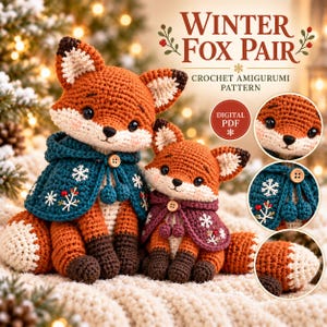 Könnte beinhalten: Zwei gehäkelte Amigurumi-Füchse mit schwarzen Augen und Nasen, die Umhänge mit Schneeflockenstickerei und Holzknöpfen tragen. Der größere Fuchs trägt einen blaugrünen Umhang, der kleinere einen kastanienbraunen. Text: WINTER FOX PAIR CROCHET AMIGURUMI PATTERN DIGITAL PDF.