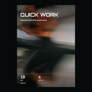 Op de afbeelding: Een digitale fitnessprogramma-omslag getiteld QUICK WORK, met een wazige bewegingsafbeelding van een persoon die traint. De tekst bevat Upper/lower built for thirty-minute sessions, 10 weeks, 4 days a week en de term Programm op een donkere achtergrond.