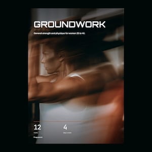 以下が含まれることがあります： GROUNDWORK、General strength and physique for women 25 to 40というテキストが記載されたデジタルグラフィック。その下には12と4の数字があり、weeksとdays a weekという文字が添えられています。運動中の人物がモーションブラーで表現されています。
