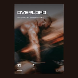 Op de afbeelding: Een digitale afbeelding met de tekst OVERLOAD, Advanced hypertrophy. Four days a week, full gym. 12 weeks, 4 days a week, Programm d. De achtergrond toont een wazige, bewegingsrijke afbeelding van een gespierd persoon die een krachttraining uitvoert.