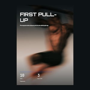 Op de afbeelding: Een digitale poster met de titel FIRST PULL-UP en de ondertitel For anyone who cannot yet do one strict pull-up. Het toont een wazig figuur die een pull-up uitvoert, met tekst die 10 weken en 3 dagen per week aangeeft voor het programma.