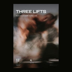 Peut inclure: Une affiche numérique intitulée THREE LIFTS avec le sous-titre Squat, bench and deadlift. Four days a week. La section inférieure affiche le texte 12 weeks et 4 days a week avec le mot Programm. L'arrière-plan présente une image floue et sombre.