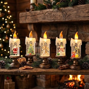 Könnte beinhalten: Fünf zylindrische LED-Kerzen mit tropfender Wachsoptik, die jeweils eine weihnachtliche Miniaturszene mit Weihnachtsmann, Tannenbaum, Engel, Schneemann und Krippe enthalten und auf dunkelbraunen Sockeln mit Glitzereffekt stehen.