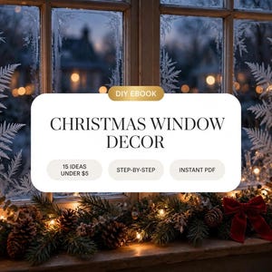 Może przedstawiać: E-book DIY zatytułowany CHRISTMAS WINDOW DECOR zawierający 15 pomysłów poniżej 5 USD, instrukcje krok po kroku i natychmiastowy dostęp do pliku PDF. Okładka przedstawia okno z mroźnymi wzorami, gałązkami sosny, szyszkami i światełkami.