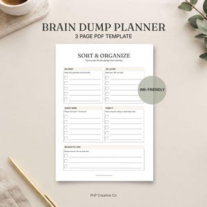 Könnte beinhalten: Eine weiße Brain Dump Planer 3-Seiten-PDF-Vorlage mit schwarzem Text. Die Seite enthält einen Bereich Sort & Organize mit den Kategorien: Do First, Do Later, Quick Wins, Park It und Delegate/Ask, jeweils mit Kontrollkästchen und Linien. Enthält ein Ink-Friendly-Abzeichen.