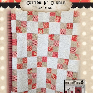 Op de afbeelding: Een rood, wit en beige patchwork-deken met een bloemenpatroon. Het deken is 45 inch bij 66 inch en is gelabeld "Cotton N' Cuddle".