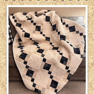 Może przedstawiać: Kremowa kołdra z geometrycznym wzorem z naprzemiennych kwadratów i ciemnoniebieskich rombów. Kołdra ma wymiary 147 x 208 cm i jest oznaczona jako "Blackbirds Nest". Projekt jest autorstwa "My Red Door Designs".