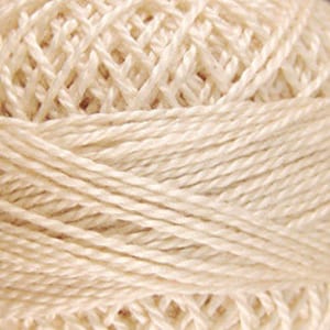 Puede incluir: Primer plano de una madeja de hilo de color crema. El hilo está bien enrollado, mostrando la textura de los hilos individuales. El hilo parece estar hecho de una fibra natural, adecuado para proyectos de tejido o ganchillo.