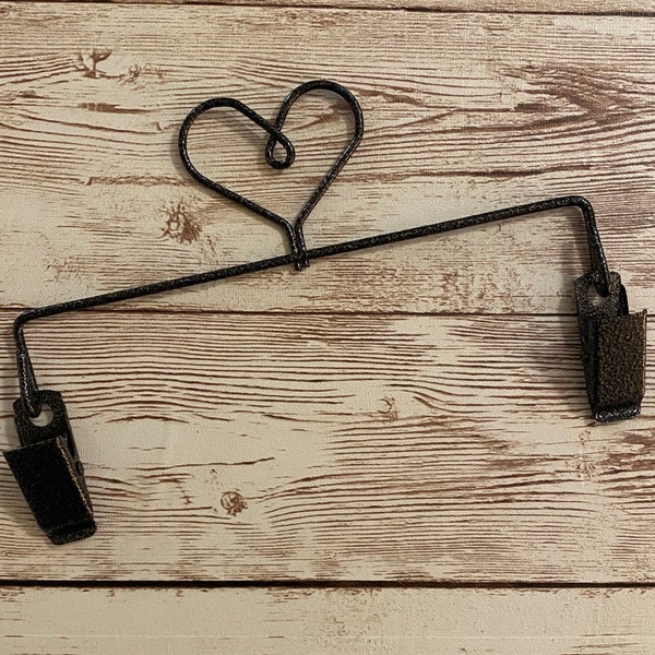 QUILT HANGER -- 6in heart clip holder --  With Clips --  black -- perfect for the small wool projects!