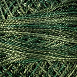 Könnte beinhalten: Nahaufnahme eines Strangs grün- und khakifarbener Wolle. Das Garn scheint ein verdrehter, mehrfarbiger Faden zu sein, mit verschiedenen Grüntönen und einer helleren Khakifarbe, die eingewebt sind. Die Textur ist sichtbar und deutet auf eine weiche Naturfaser hin.
