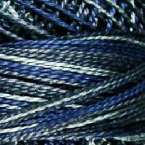 Puede incluir: Primer plano de un ovillo de hilo con un patrón de color abigarrado. El hilo presenta tonos de azul, blanco y gris, creando una apariencia texturizada. Los hilos están fuertemente retorcidos, lo que sugiere un material duradero adecuado para varios proyectos de manualidades.