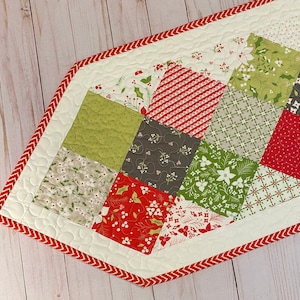 Holliberry table runner -- PRINTED PATTERN