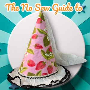 Puede incluir: Un sombrero de princesa rosa con un estampado de fresas, ribete blanco y velo plateado. El texto "The No Sew Guide to Making a princess hat" se muestra sobre un fondo turquesa y blanco. También se ven las palabras "digital download".