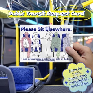 Peut inclure: Une carte de demande rectangulaire blanche avec le texte bleu Please Sit Elsewhere et I need personal space in order to stay calm on the bus. Thanks for understanding! La carte présente un dessin au trait de quatre personnes assises.