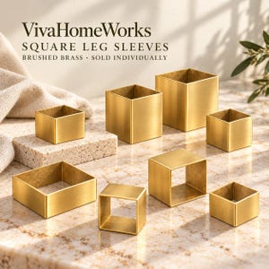Puede incluir: Fundas cuadradas para patas VivaHomeWorks en latón cepillado. Son componentes metálicos huecos de forma cuadrada y extremos abiertos con un acabado en tono dorado mate. El texto en la imagen dice VivaHomeWorks, SQUARE LEG SLEEVES, BRUSHED BRASS.