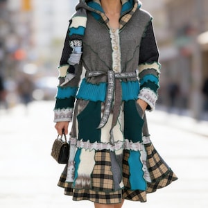 Casaco patchwork de lã reciclada tamanho G, Cardigã artesanal com capuz estilo fada.