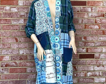 Cardigan streetwear XL-XXL, patchwork de denim upcyclé, cardigan d'été hippie unique, plumeau en flanelle pour jeans effet vieilli et vêtements upcyclés