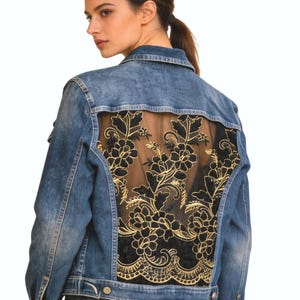 Chaqueta vaquera personalizada con encaje de malla dorada, estilo boho chic, ideal para festivales. Ropa vaquera reciclada y adornada, única para mujer.