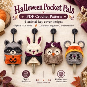 Può includere: Quattro coprichiavi all'uncinetto a forma di procione con maglietta a zucca, coniglio con mantello da vampiro, gufo con cappello a luna e topo con cappello a mais dolce. Il testo recita Halloween Pocket Pals PDF Crochet Pattern 4 animal key cover designs.