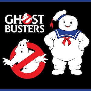 Puede incluir: Un paquete de archivos digitales que incluye el logotipo de Ghostbusters con un fantasma blanco dentro de un círculo rojo con una línea diagonal, y el personaje blanco Stay Puft Marshmallow Man. El texto dice Ghostbusters Font | FILE BUNDLE y SVG, PNG, EPS, Cricut, Silhouette.