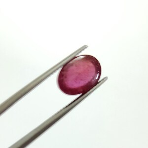 VARDHMAN GEMS Rubí de 7,45 quilates con relleno de vidrio, cabujón ovalado suelto, gema roja magenta, rubí tratado para la fabricación de joyas.
