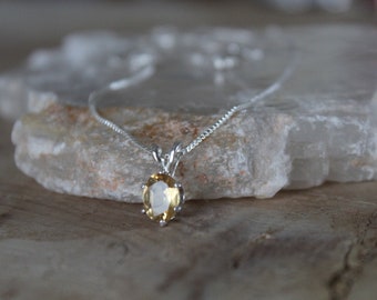 Goldener Citrin Oval 8 x 6mm 1,25 ct. Anhänger Halskette, Sterling Silber, Facettierte Citrin, 18" .925 Sterling Silber Kette