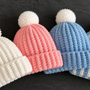 Haakpatroon voor een muts (PDF), eenvoudige geribbelde muts met pompon voor beginners, direct te downloaden.