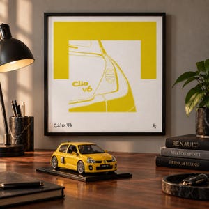 Può includere: Una stampa d'arte quadrata incorniciata che presenta un disegno al tratto giallo e bianco della sezione posteriore di una Renault Clio V6, con il testo Clio V6 stampato nell'angolo. Sotto la stampa si trova un modellino giallo di Renault Clio V6.