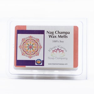 Pode incluir: Um recipiente de plástico transparente com uma fusão de cera branca dentro. O rótulo diz "Nag Champa Wax Melts 100% Soy" e apresenta um design de mandala colorido. O rótulo também inclui o texto "Klean Karma Soap Company" e um endereço de site.