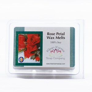 Puede incluir: Un paquete de cera de soja para fundir con una imagen de una rosa roja y el texto "Rose Petal Wax Melts 100% Soy Klean Karma Soap Company www.kleankarmasop.com"