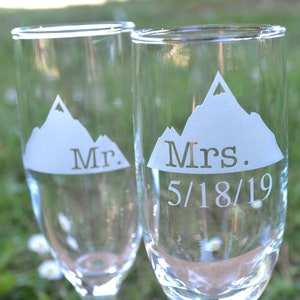 Champagne Glasses, Mr. and Mrs. Champagne Glasses, Wedding Glasses, Champagne Flute, Mountain Champagne Glass, Wine Glass, Wedding