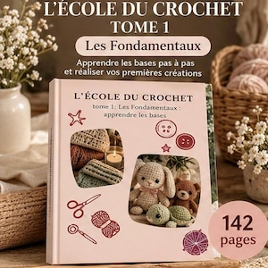 Peut inclure: Un livre pédagogique rose pâle intitulé L'ÉCOLE DU CROCHET TOME 1 Les Fondamentaux. La couverture présente des illustrations de boutons, ciseaux et pelotes de laine, avec deux fenêtres photo montrant des créations crochetées. Il compte 142 pages.