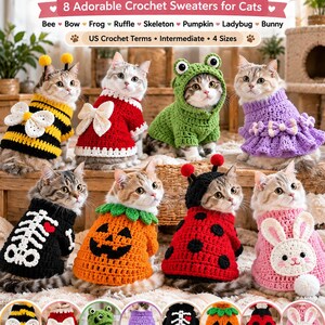 Puede incluir: Una colección de patrones digitales titulada Cozy Kitty Crochet Sweater Collection que presenta ocho suéteres para gatos: abeja, lazo, rana, volante, esqueleto, calabaza, mariquita y conejo. La imagen muestra gatos con estos diseños de ganchillo.