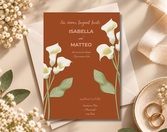 Könnte beinhalten: Eine rechteckige Einladungskarte mit rostorangem Hintergrund und weißen Calla-Lilien-Illustrationen. Der Text lautet: Für immer beginnt heute, ISABELLA und MATTEO, feiert mit uns den schönsten Tag in unserem Leben, 14.08.27 | 12 Uhr, Standesamt Mitte, Musterstraße 1, 10119 Berlin.