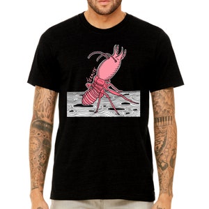 Op de afbeelding: Zwart T-shirt met een roze en witte illustratie van een termiet op een stuk hout. De tekst "Termite" staat op het lichaam van de termiet.