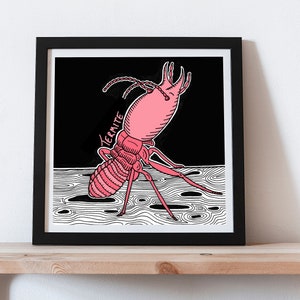 Op de afbeelding: Een zwart-witte illustratie van een roze termiet op een zwarte achtergrond. De termiet is gedetailleerd getekend met de nadruk op zijn gesegmenteerde lichaam en poten. Het woord "Termite" staat in witte letters op de afbeelding.