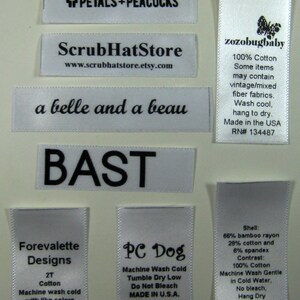 Puede incluir: Etiquetas de sat&eacute;n blanco con texto negro. Las etiquetas incluyen los nombres de diferentes tiendas de Etsy, como "Petals + Peacocks", "ScrubHatStore", "a belle and a beau" y "BAST". Otras etiquetas incluyen instrucciones de cuidado para la ropa, como "100% algod&oacute;n", "Lavar a m&aacute;quina en fr&iacute;o" y "Secar en secadora a baja temperatura".