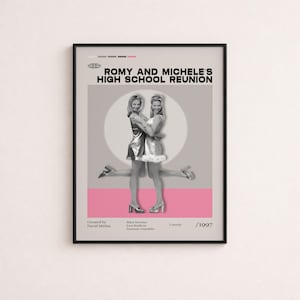 Puede incluir: Un póster de película enmarcado de Romy and Michele's High School Reunion con una imagen en blanco y negro de dos personas de pie espalda contra espalda con vestidos cortos y tacones de plataforma sobre un círculo gris y una barra rosa.