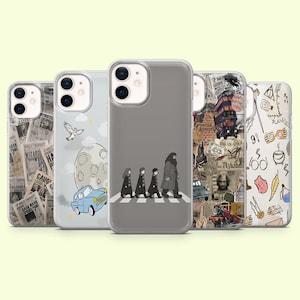 Könnte beinhalten: Fünf transparente Smartphone-Hüllen mit verschiedenen Designs: eine mit Zeitungsausschnitten, eine mit blauem Auto und Mond, eine mit vier Figuren auf einem Zebrastreifen, eine mit einer Collage magischer Bilder und eine mit kleinen Symbolen.