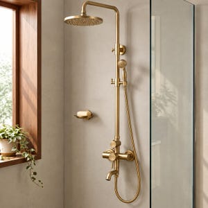 Sistema de chuveiro em ouro escovado, conjunto de chuveiro de luxo com efeito chuva, torneira de chuveiro de parede em latão, chuveiro de mão, acessório moderno para banheiro.